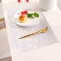 Vista di dettaglio della tovaglietta PVC bianca traforata, stile nordico per decorazione. - Fuochi d'Artificio Rettangolari / Argento