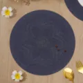Round PVC braided placemat in navy blue, heat-resistant and waterproof table mat for dining - Sunflower Style / 38 cm / Navy Blue