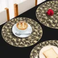 Runde PVC Tischmatte mit elegantem goldenem hohlem Blumenmuster für moderne Tischdeko. - Durchmesser 38cm / Gold