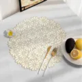 Tovaglietta rotonda in PVC stampata a caldo, elegante motivo floreale bianco e oro, lavabile. - Oro