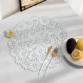 Elegante tovaglietta rotonda in PVC con motivo floreale cavo, impermeabile, resistente al calore. - Argento