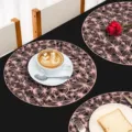Waschbare PVC Tischmatte mit elegantem Hohlblumen Design, hitzebeständige Unterlage. - Durchmesser 38cm / Roségold