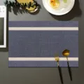 Tovaglietta intrecciata a spina di pesce blu e bianca, impermeabile e termoresistente. - Tovaglietta 45x30cm / Strisce Orizzontali Blu Notte