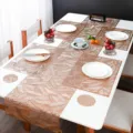 Set souplase kai runner trapeziou apo PVC me motibo fyllou gia ti diakosmisi tou spitiou. - Σετ εργαλείων συνδυασμός / 4 Σουπλά + 1 Runner + 4 Coasters / Ροζ χρυσό