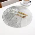 Ronde PVC placemat met verenmotief waterdicht en hittebestendig voor eettafel decoratie - Feder Tafelservet / Diameter 38cm / Zilver