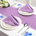 Elegante paarse satijnen tafelloper en servetten set voor bruiloftsfeest tafeldecoratie. - Servet 43x43cm / Lichtpaars