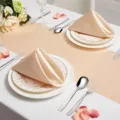 Effen satijnen tafelloper en servetten set voor decoratie van huwelijksdiner eettafel. - Servet 43x43cm / Champagne