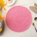 Gedetailleerd overzicht van een roze ronde katoenen gevlochten placemat, hittebestendige mat - Diameter 38cm / Roze Zilverdraad