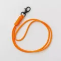 Primo piano dettagliato del cordino in paracord arancione fatto a mano con gancio nero. - Arancione