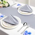 Zilver grijs satijnen tafelloper en stoffen servetten set voor huwelijk en hotel decor. - Servet 43x43cm / Lichtgrijs