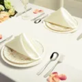 Elegante effen satijnen servet, glad polyester tafellinnen voor huwelijk en hoteldecor. - Servet 43x43cm / Broken Wit