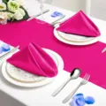 Fuchsiarode satijnen tafelloper en gevouwen servetten set voor huwelijk tafeldecoratie. - Servet 43x43cm / Rozerood