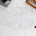 Ασημένιο σουπλά PVC φύλλο Monstera, θερμομονωτικό διάτρητο χαλάζι για διακόσμηση τραπεζιού. - Σουπλά φύλλο μονστέρας με τρύπες από ασημί PVC