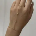 Détail d'un bracelet de main minimaliste en acier inoxydable doré avec zircons - Bracelet avec Bague (BR26Y0297)