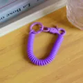 Llavero de resorte morado cordón elástico telescópico correa de teléfono antipérdida - Nueva cuerda de resorte colorida en violeta claro