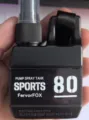 Detail van 80ml outdoor reizen spuitfles met zwart jerrycan ontwerp en handige pomp. - Zwart
