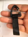 Zwarte kunststof driehoek karabijnhaak met nylon webbing band voor rugzak en sleutels. - Driehoekige gesp accessoires