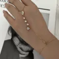 Bracelet de main élégant en acier inoxydable doré avec des pierres en zircone étincelantes. - Bracelet avec Bague (BR26Y0298)