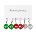 Gros plan sur trois paires de boucles d'oreilles boules de Noël en acrylique avec motifs variés - Lot de 3 paires / Rouge + Vert + Argent