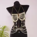 Elegante weiße Perlen-Körperkette für Strand-Bikinis mit goldenen Quasten und Sternen - Herz Körperkette / Gold