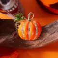 Exquisite Halloween Kürbis-Brosche mit orangefarbenem Emaille und funkelndem Strass - Vertikaler Strass Kürbis Stil (BC24Y0135) / BC24Y0135