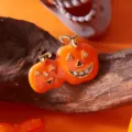Detailansicht einer Cartoon-Halloween-Kürbis-Brosche mit orangefarbenem Emaille und Kristallen. - Doppelkürbis Strass Stil (BC24Y0136) / BC24Y0136