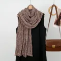 Gedetailleerd overzicht van herfst winter bloemen kreukel sjaal, ademende retro sjaal. - camel