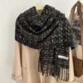 Gedetailleerd overzicht van zwarte geruite franje winterscjal voor dames, warme accessoire. - 70*180cm / Zwart