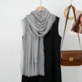 Vrouwen ademende grijze sjaal met kantafwerking en geplooide textuur effen kleur omslagdoek. - Lichtgrijs