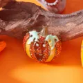 Exquisite Nahaufnahme einer Halloween Kürbis Brosche mit orangen Strasssteinen und Emaille - Kürbis Totenkopf Gesicht Stil (BC24Y0139) / BC24Y0139