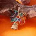 Detailansicht einer Halloween Kürbis Brosche mit Hexenhut und Kristall Akzenten. - Kürbis Hexe Besen Stil (BC24Y0149) / BC24Y0149