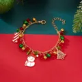 Primer plano detallado de una pulsera navideña festiva con colgantes de muñeco de nieve y bastón de caramelo. - #3 Pulsera