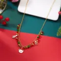 Vista detallada de un collar navideño con dijes de reno, Papá Noel y árbol festivo - #4 Collar