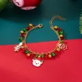 Primer plano de una festiva pulsera de Navidad con dijes de reno y árbol - #4 Pulsera