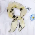Katoen linnen geborduurde driehoek haar sjaal, gele bloemen halsdoek voor vrouwen. - Verleidelijk beige