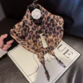 Zijden driehoekige sjaal met luipaardprint, stijlvolle mode accessoire voor lente en zomer. - Luipaardprint