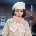 Winter warme roze witte geruite pluche sjaal en witte baret set voor damesmode - Roze Schaakbord