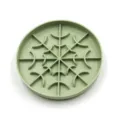 Gros plan sur l'intérieur du bol anti-glouton en silicone vert, design de grille pour alimentation. - Gamelle anti-glouton flocon de neige - Vert gris