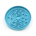 Nahaufnahme Detailansicht des blauen Silikon Hundenapfes mit praktischem Labyrinthmuster. - Labyrinth-Anti-Schling-Napf - Blau