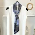 Lange smalle zijden sjaal met blauw en grijs patroon, elegante halsdoek voor damesshemden. - Blauwe schaakbord paisley