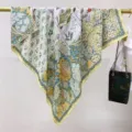 Prachtige vierkante sjaal met bloemenprint en gele rand, zachte satijnen designdetails. - 2