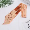 Lange zijden twilly sjaal met elegante ketting en riem print voor dames handtas decoratie. - Roze goede voorspoed