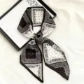 Zwart en wit paisleymotief smalle zijden sjaal detail, elegante diagonale hals lint voor dames. - Zwart-wit schaakbord paisley