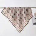 Gedetailleerd overzicht van de vierkante sjaal met paardenpatroon en zachte fluwelen omslagdoek. - 39