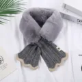 Detailweergave van de grijze winter sjaal voor vrouwen van nepbont en breisel met rand - Grijs