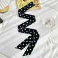 Zwarte en witte gestippelde zijden sjaal, elegante haarband of stijlvol tasaccessoire. - Zwarte Polkadot