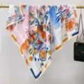 Gedetailleerd uitzicht van luxe artistieke fruit- en bloemenprint zijden sjaal voor dames. - 14
