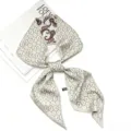 Elegante lange zijden sjaal met een chique geometrisch paisley printontwerp voor dames. - Kleurrijke paisley zilverwit