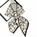Chique lange zijden sjaal met klassieke paisley print en elegante contrastrand voor dames. - Kleurrijke paisley zwarte rand