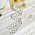 Detail van zwart-witte polstip-sjaal, elegante lint voor tas handvat of haarstyling. - Witte Stippen